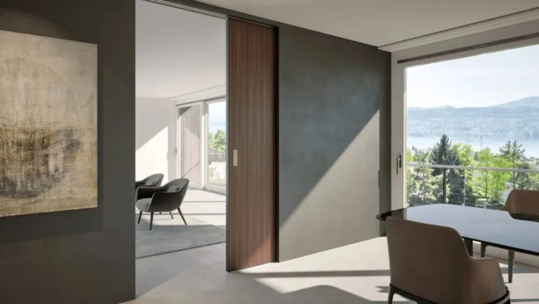 Schiebetüren aus Holz schaffen eine ruhige Atmosphäre.