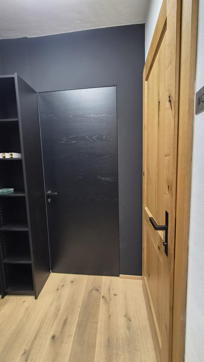 neuer Schauraum - schwarze Tür