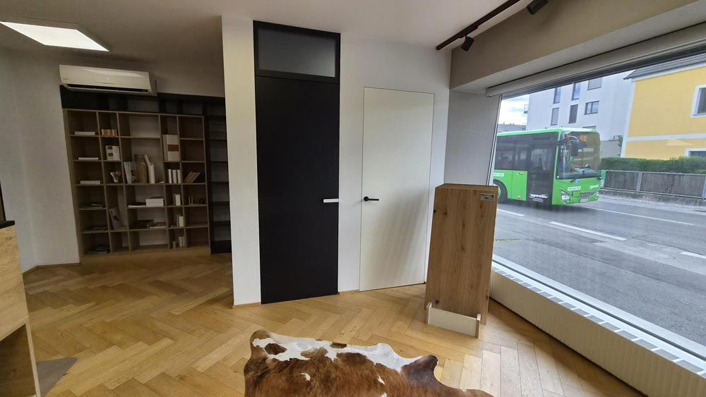 Eingangsbereich mit Fenster - neuer Schauraum